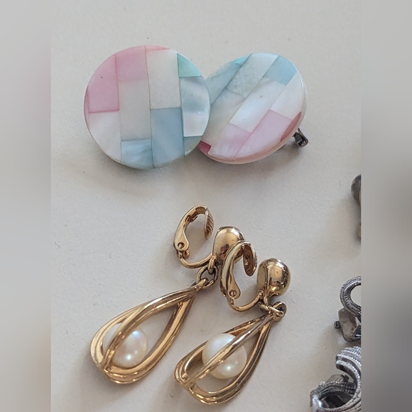 Lot of 7 Pairs of Vintage Clip On Earrings - Picture 7 of 7